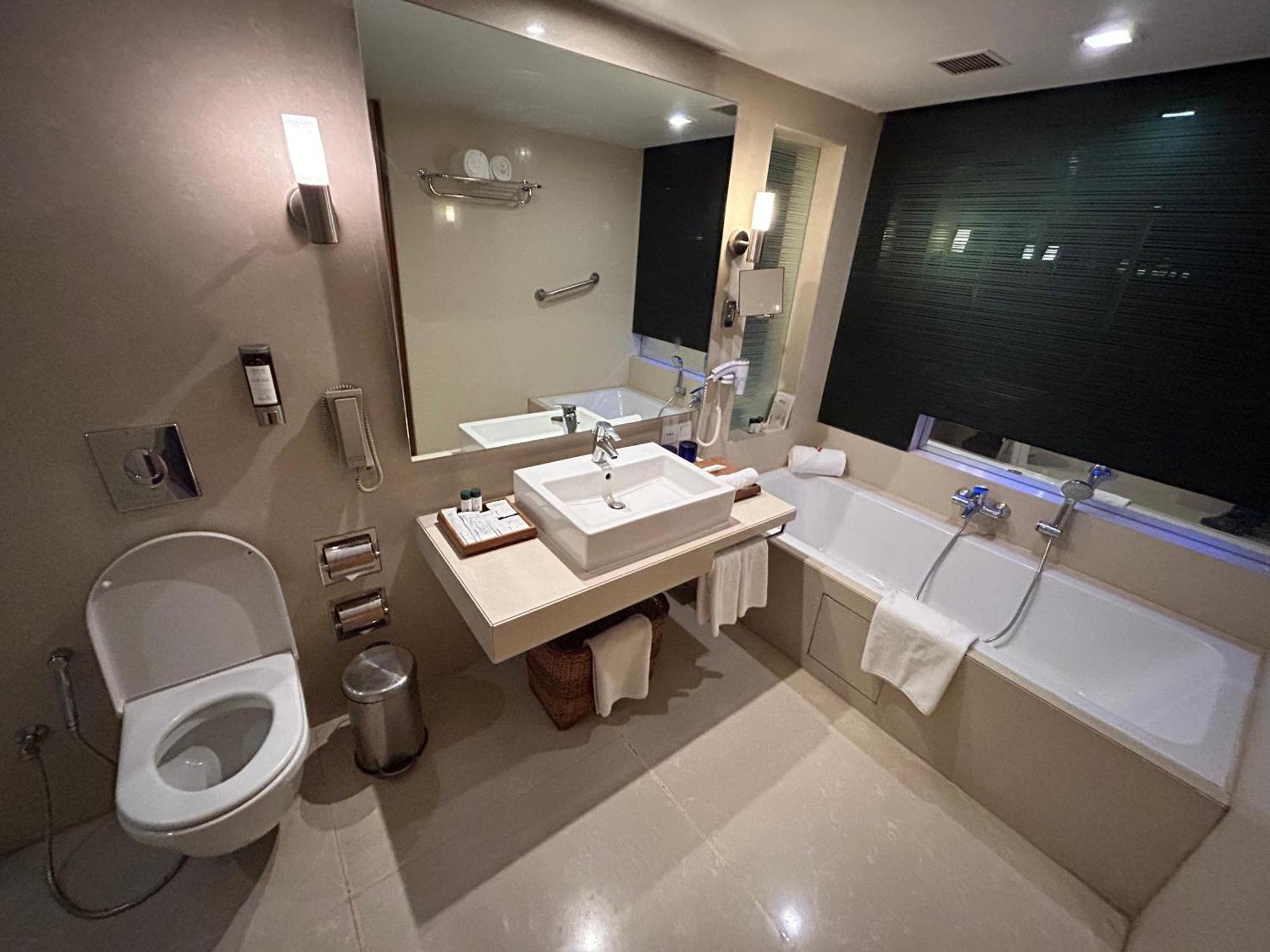 Fortune Select Sg Highway, Ahmedabad - Member Itc Hotels' Group Bagian luar foto